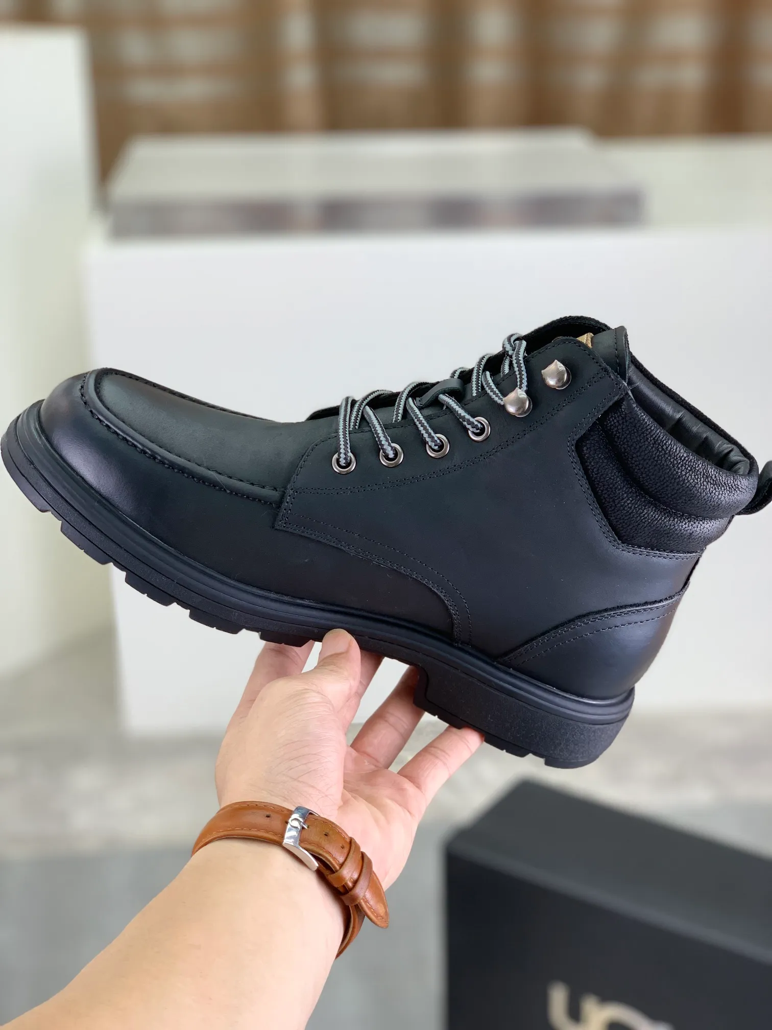 Factory price P640 💶[UGG] (full wool lining) Top-end high-quality fur integrated warm snow boots from Australia's warm luxury men's shoes brand, UGG-5877 official website synchronized, made of imported cowhide, carefully sewn...Imported rubber outsole (comfortable, soft, wear-resistant) The quality is really great...Exquisite workmanship, you can't put it down at first sight, code number: 39-44 Color: 3️⃣colors available